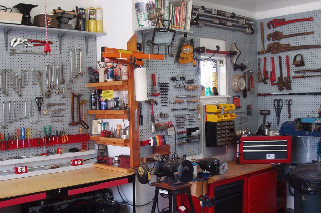 Оборудование и инструмент для гаража.