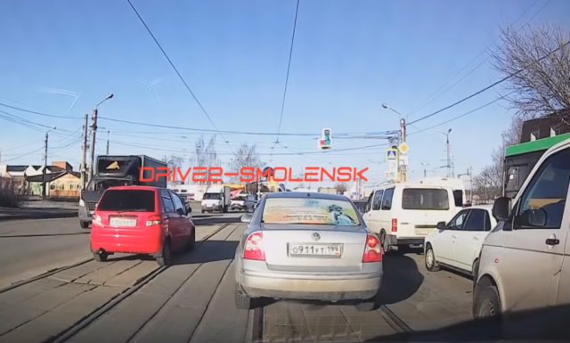 В Смоленске отчаянный автомобилист возомнил себя водителем трамвая