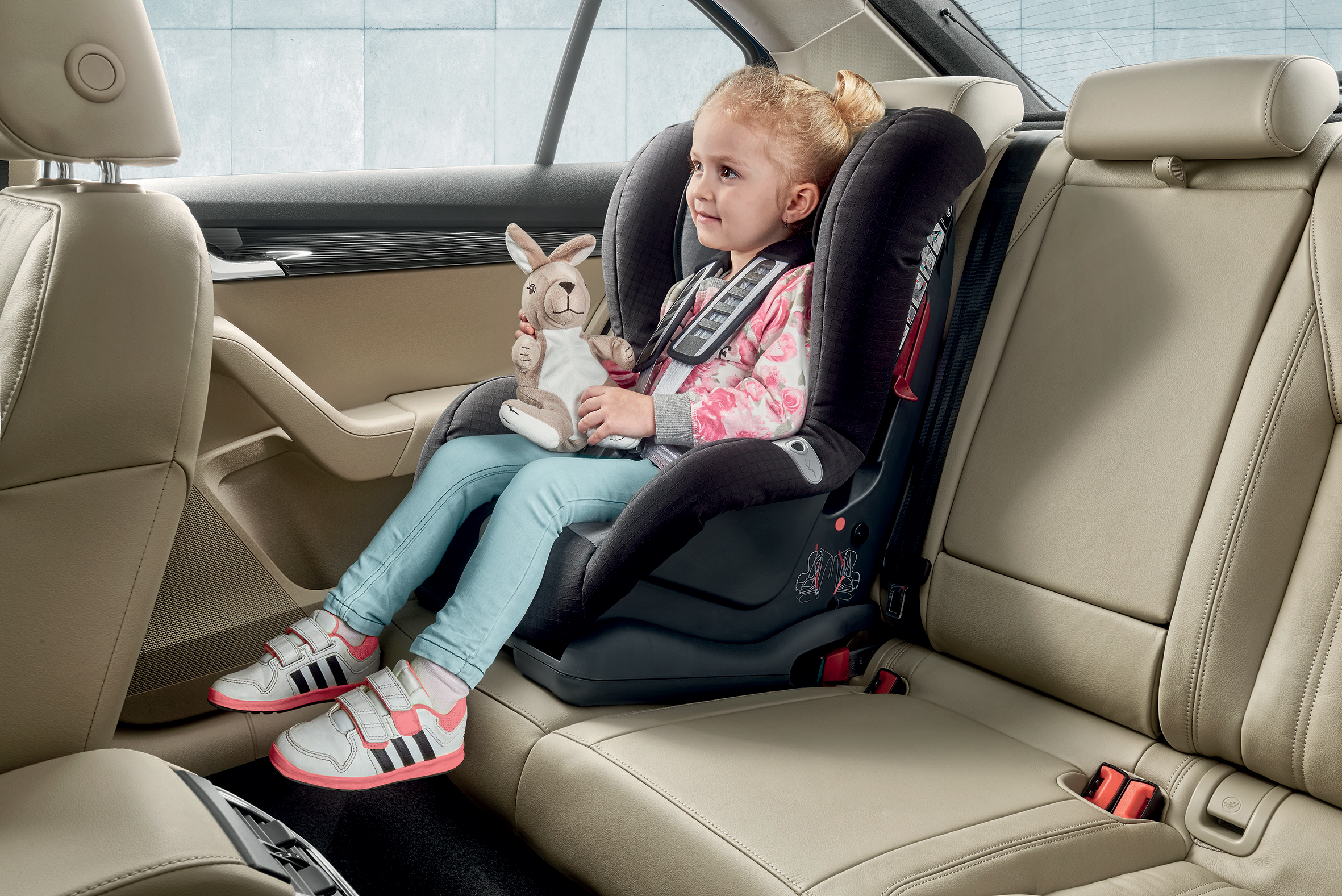 Как безопасно перевозить детей в автомобиле